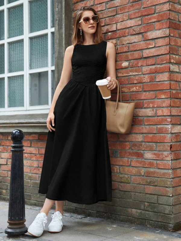Vestido sin mangas con cintura ajustada